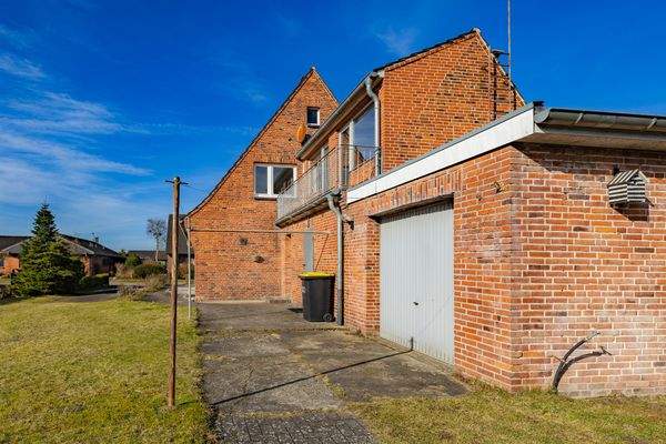 Rückansicht mit Garage