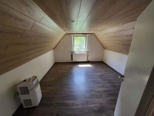Dachgeschoss Zimmer 1 (leer)