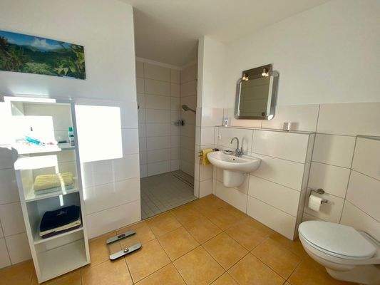 Geräumiger Duschbereich OG