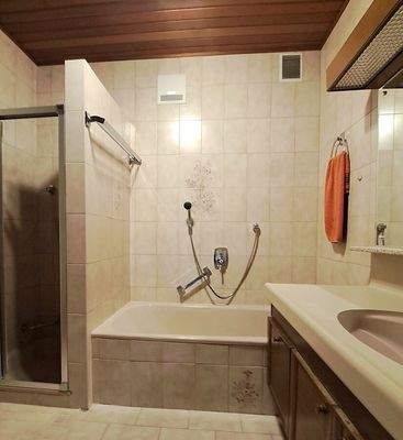 EG: Bad mit Wanne, Waschtisch,