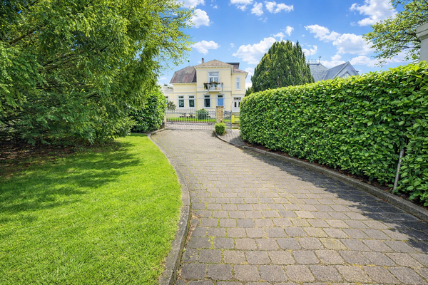 Auffahrt von der Straße zum Haus