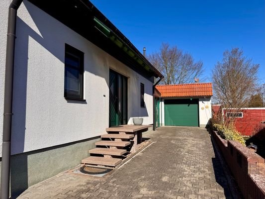 Einfahrt mit Garage
