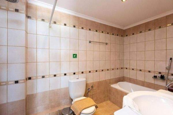 Kreta, Kournas: Spektakuläre Villa mit Tennisplatz nahe des Kournas-Sees zu verkaufen