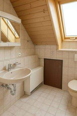 oben Bad mit Dusche und WC