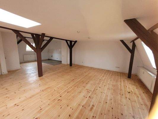 Einblick Wohnbereich mit offener Küche Bild 2