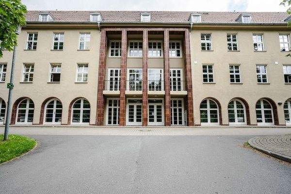 Haupteingang Gebäude 107