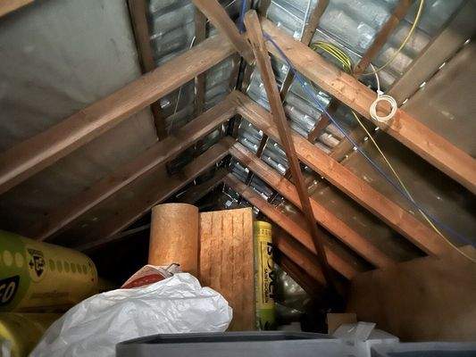 Spitzboden mit Dämmmaterial