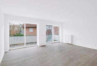 1 Zimmer mit Zugang zum Balkon