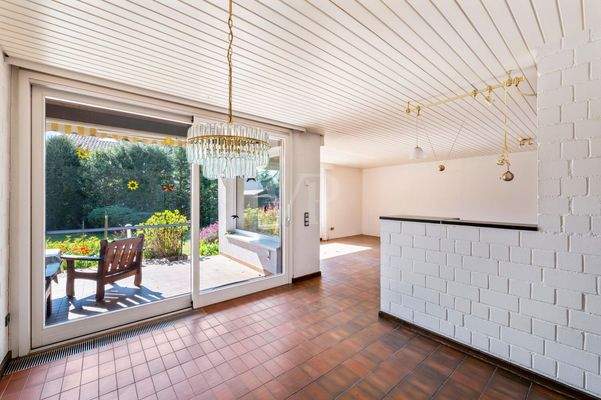 Wohn und Essbereich mit Zugang auf die Terrasse