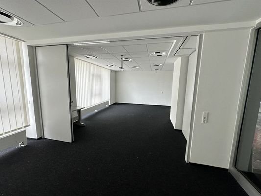 Modernisiertes Büro im Erdgeschoss