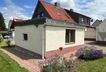Seitliche Hausansicht mit Garage
