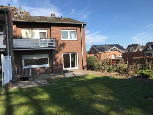 Hausansicht mit Terrasse und Garten