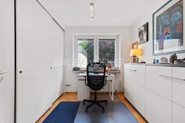 Arbeits- oder Kinderzimmer mit Einbauschränken, ca. 10m²