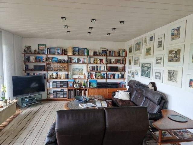Wohnzimmer - Blick über Sofa queer.jpg