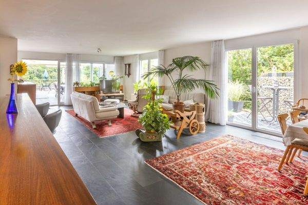 offenes Wohnen mit bodenebenen Fenstern, elektrischen Storen und Markisen