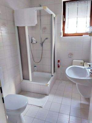 .. Tageslichtbad mit Dusche !