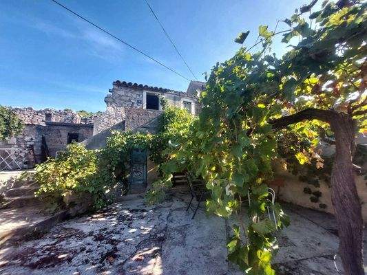 m_Nekretnine Jezera, Kamena kuća sa velikim dvori