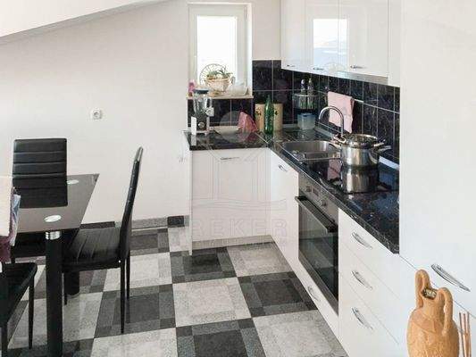 Moderne Einbauküche mit stylischen Bodenfliesen