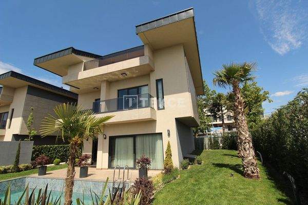Detached and Semi-Detached Villas Near the Beach in İstanbul