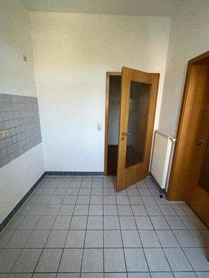 Küche in Flur + Wohnzimmer (Türen jetzt weiß)