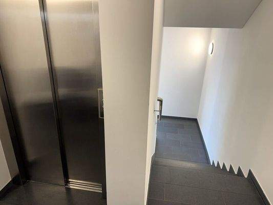 Treppenhaus und Aufzug