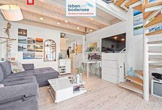 heller Wohnbereich mit Zugang Galerie