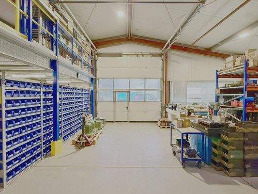 Halle Rückseite mit Sektionaltor