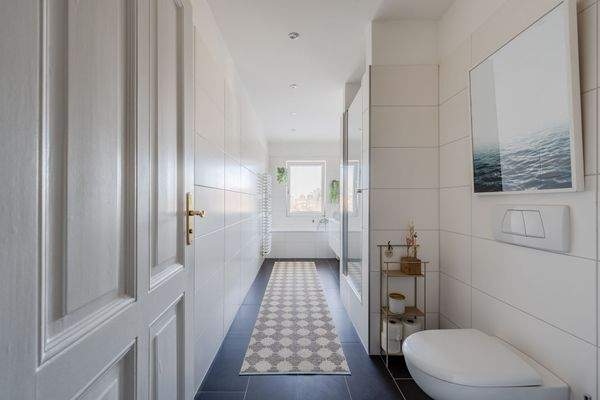 Modernes Badezimmer mit Badewanne und Dusche