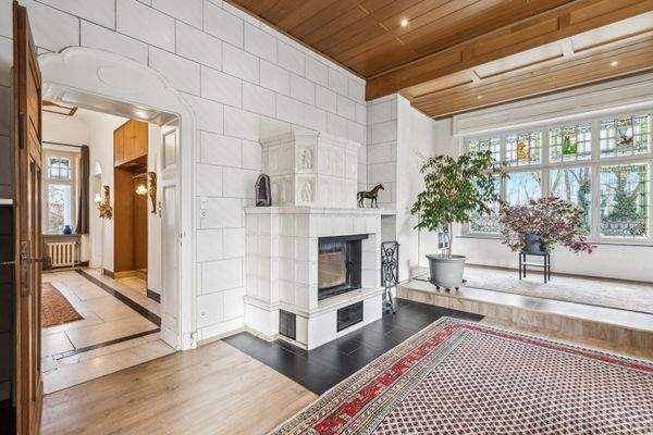 Kaminzimmer mit originaler Buntglasfensterfront