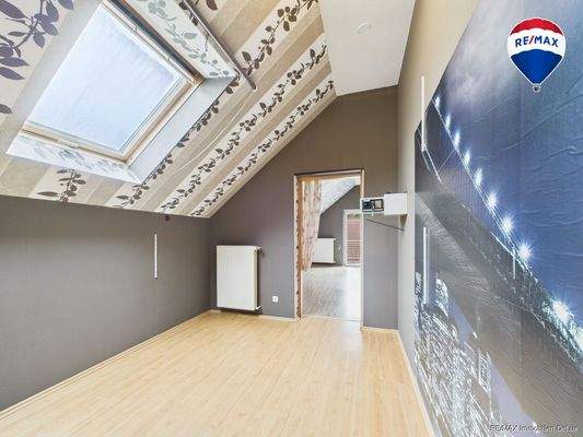 RE/MAX Immobilien DeLux Zweifamilienhaus Lebach - Steinbach  Schlafzimmer