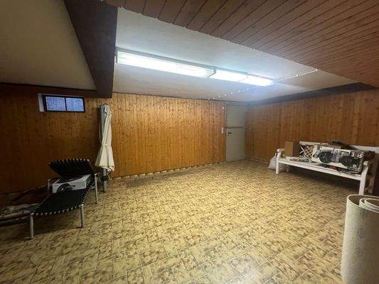 UG-großer Fitnessraum mit Gartenzugang.jpg