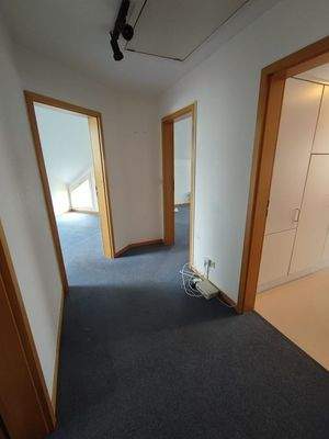 ... im Flur, Blicke ins Schlafen, Wohnen, Küche ...