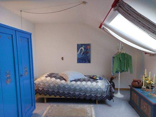 Ein gemütlicher Schlafraum im DG