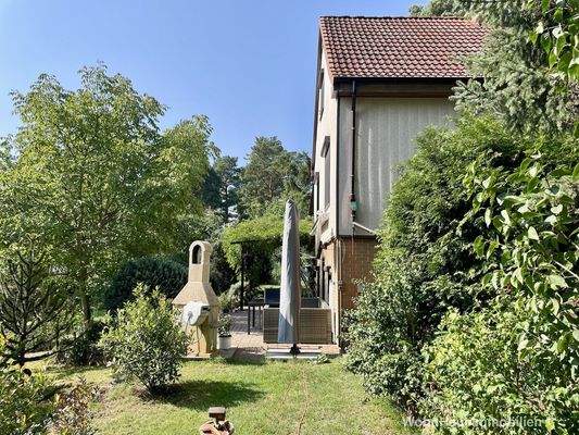 Hauptebene mit Terrasse und Zugang zum Haus