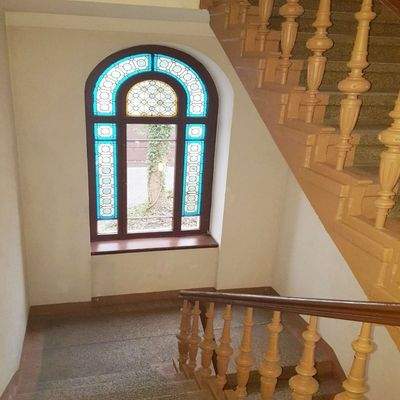 Treppenhaus mit Buntglasfenster