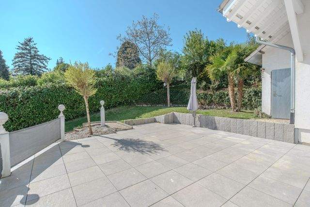 Großzügige Terrasse mit Außendusche 