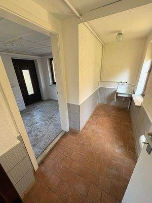 Waschraum neben Eingangsbereich