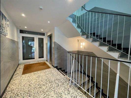 Haus-Eingang mit Auszug