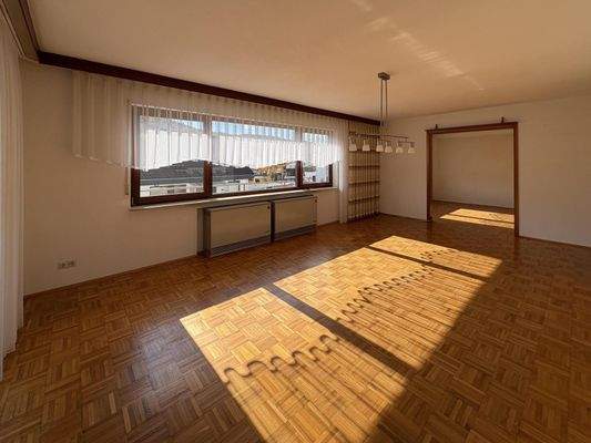 Wohnzimmer mit Blick ins Esszimmer