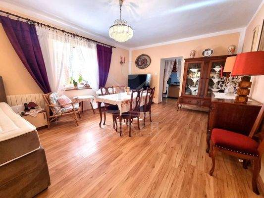 Erdgeschosswohnung 2:  Wohnzimmer mit Ess- & Küchenbereich, Bad & Terrassendere Wohnung