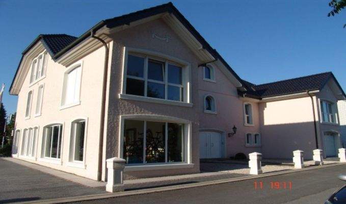 Hauseingang mit Stellplatz