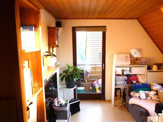 Wohnzimmer mit Balkonausgang