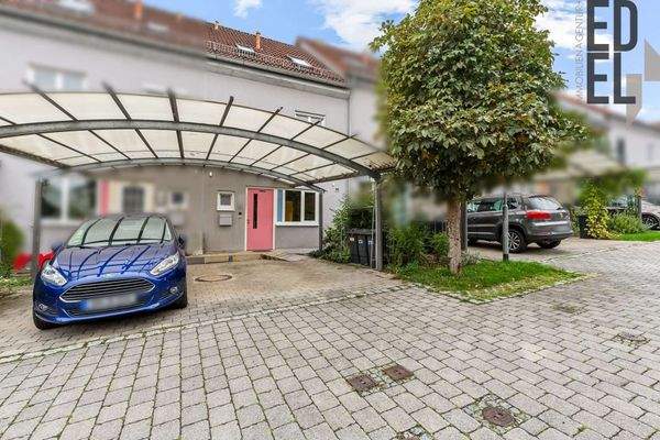 Außenansicht mit Carport
