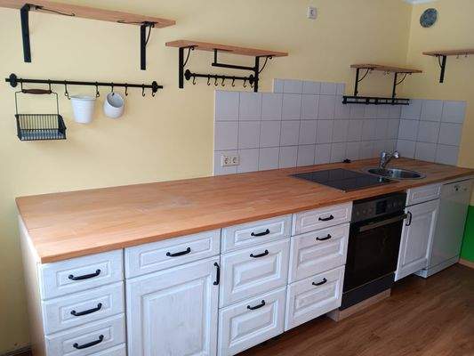 Küche mit Holzarbeitsplatte