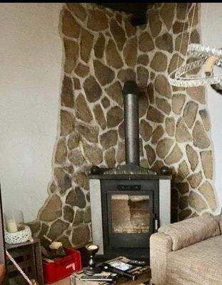 Loungebereich mit Kamin im EG