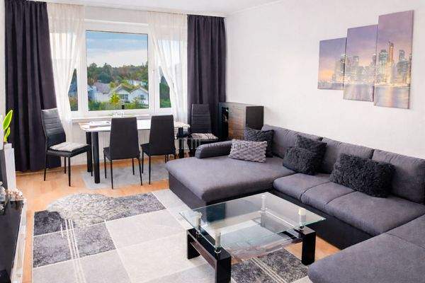 modernes Wohnzimmer mit Essbereich -2