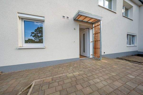 Terrasse und Eingang