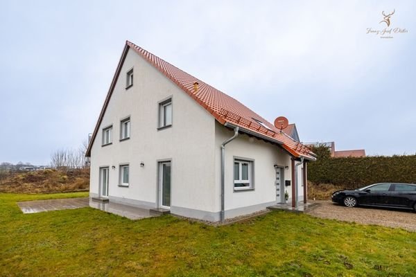 Garten mit Haus Ansicht