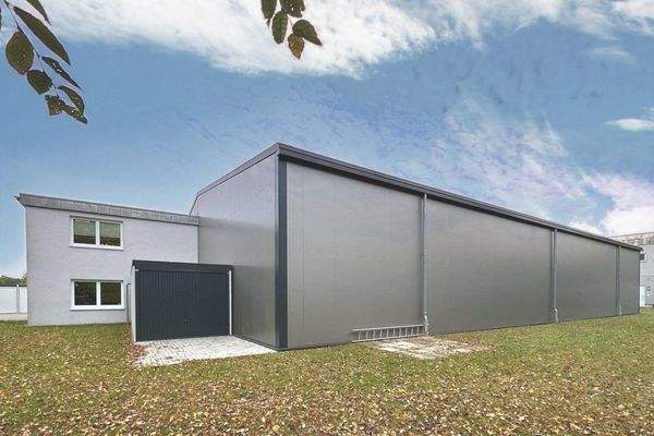 Rückfront Halle , Bürotrakt, Garage BJ 2023