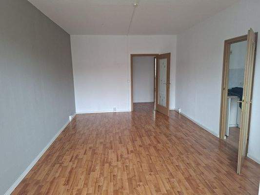 Wohnzimmer mit Zugang zur Küche